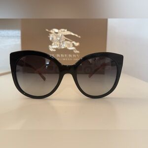 Burberry Sunglasses 🕶️